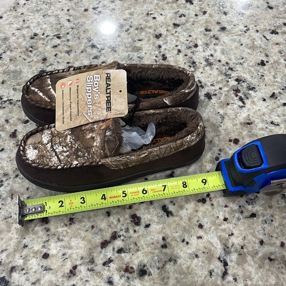 NWT Youth Camo Slippers - Picture 3 of 3